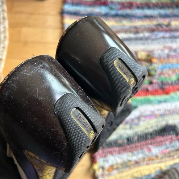 Jambu Cream Sandals with Intricate Cutout Design - Picture 5 of 15